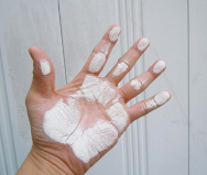 手に粉がつくチョーキング現象